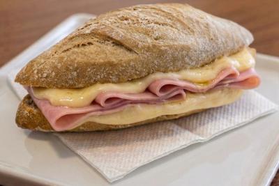SANDUICHE DE MINI-BAGUETTE COM PRESUNTO E QUEIJO
