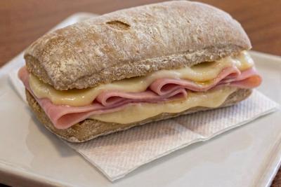 CIABATTA PRESUNTO E QUEIJO